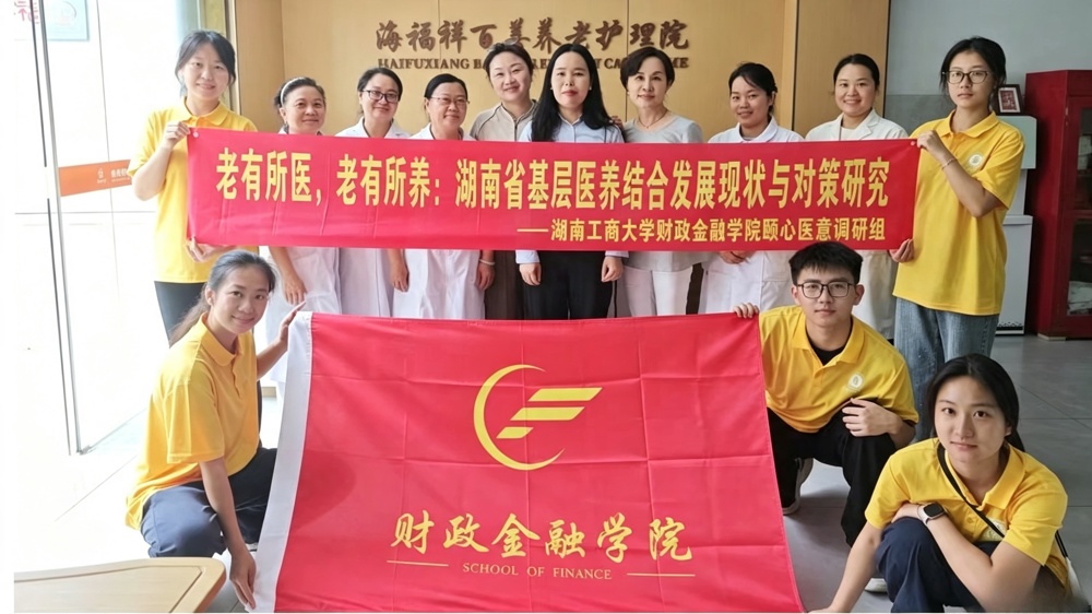 图8：队员们与工作人员合影