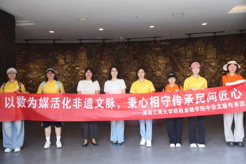 图5.讲解员与团队的合照