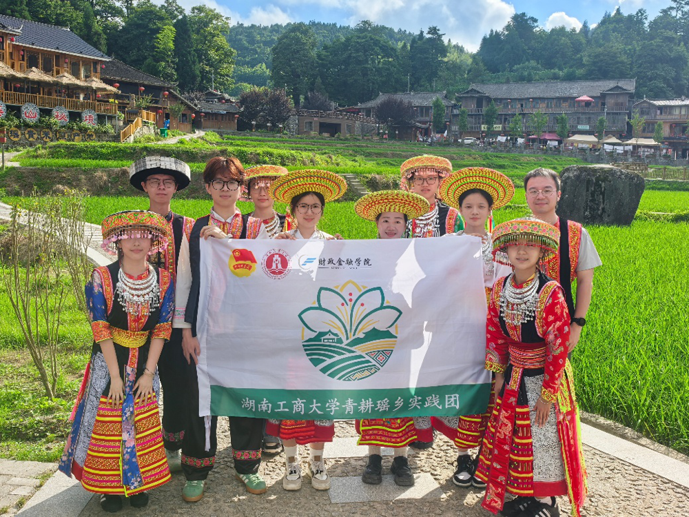 图7：成员身着花瑶服饰于村前合影