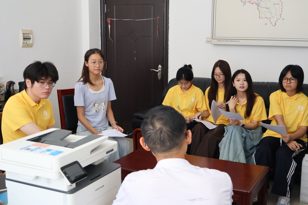 图6.队员与工作人员座谈交流相关政策