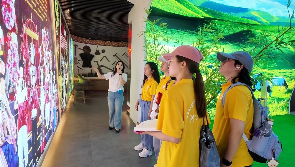 图4.讲解员正在为团队进行讲解