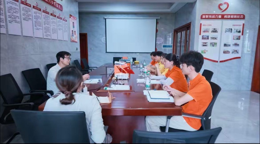 图1：实践团与黄显荣总经理座谈会议现场