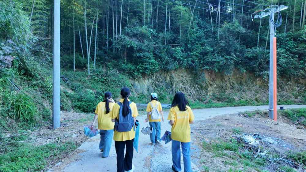 图3 团队成员出发竹林实地调研