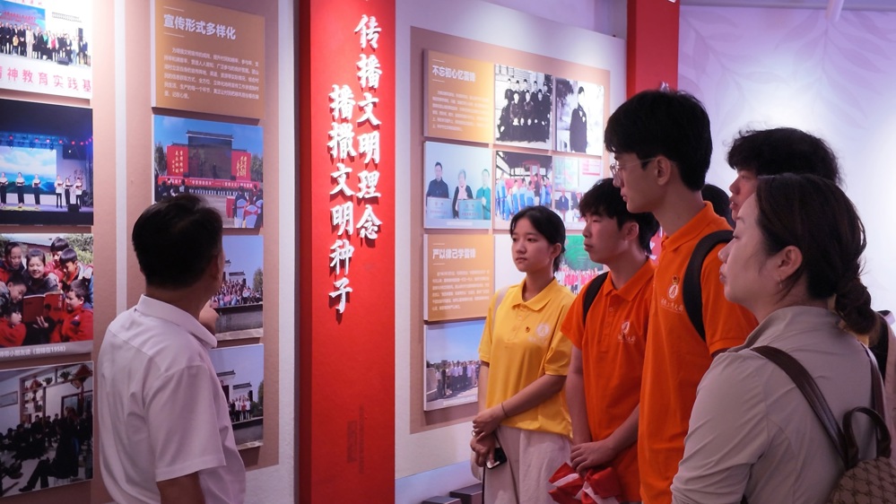 图2：程府迎书记在村委展厅为队员讲解雷锋奋斗历史