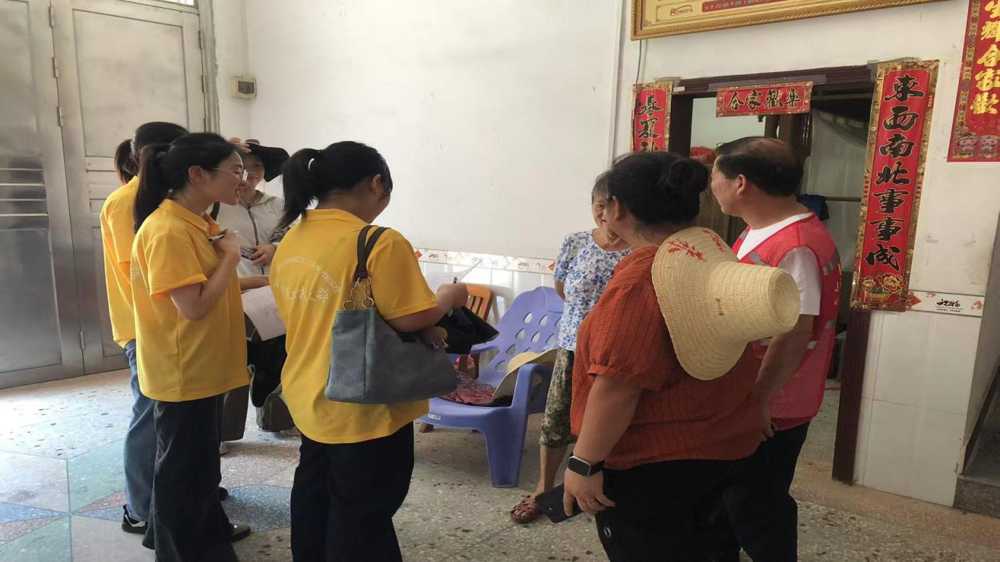图2.团队成员与老年村民进行反诈宣传