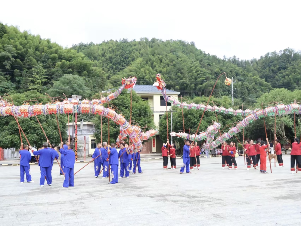 图9：图为丹口镇下团村吊龙舞现场表演