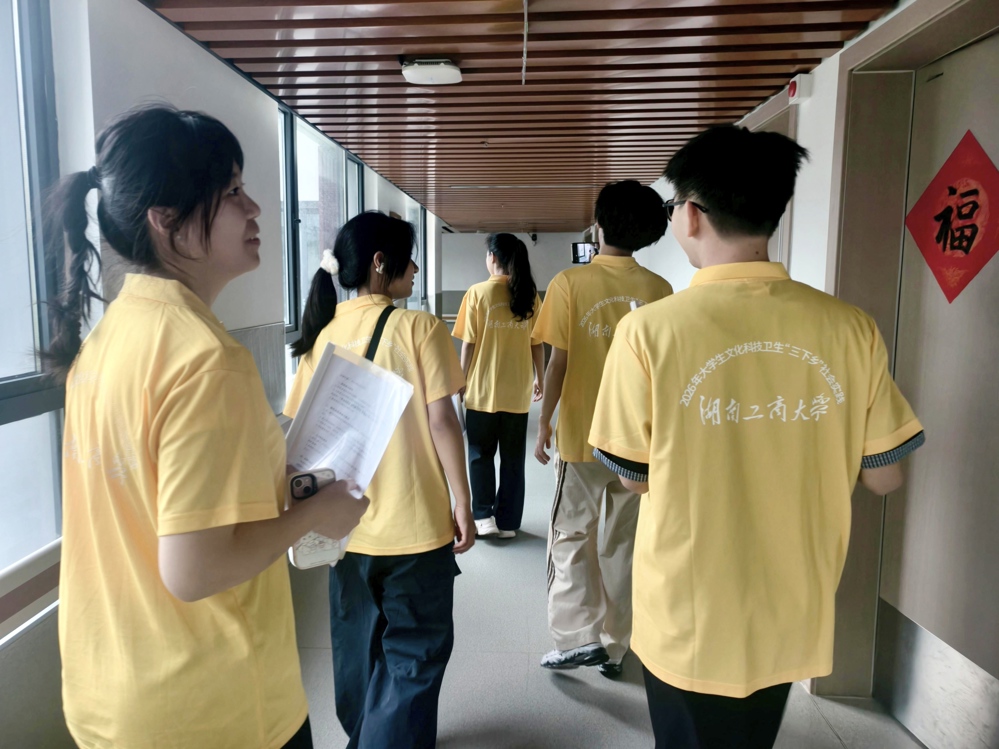 图5：图为调研团走入护理院深处